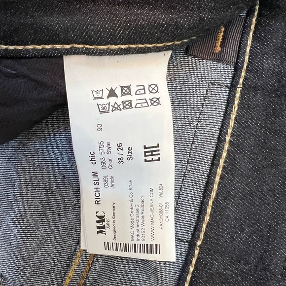 MAC Rich Jeans crop style with gold side zipper. - Picture 10 of 10